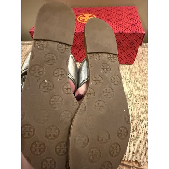 Tory Burch Nora Metallic Silver Gray Leather Thong Sandal Sz-8.5 - Picture 6 of 6